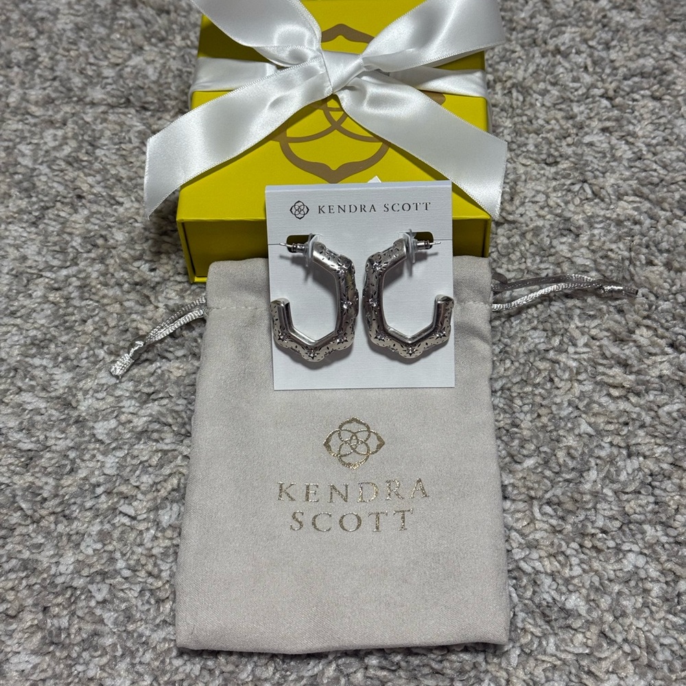 NWT Kendra Scott Holland Vintage Silver Hoop Earrings In White Crystal - Picture 5 of 10